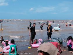 Pengunjung Liburan Idul Fitri 1443 H, di Pantai Karangsong dilindungi Asuransi