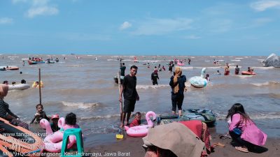 Pengunjung Liburan Idul Fitri 1443 H, di Pantai Karangsong dilindungi Asuransi