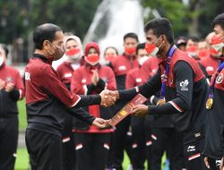 Presiden Jokowi Serahkan Bonus Bagi Atlet Peraih Medali SEA Games Ke-31 Vietnam