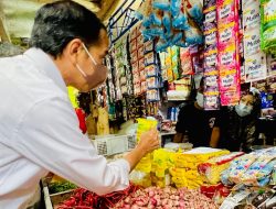Presiden Bagikan Bansos dan Cek Harga Minyak Goreng di Pasar Baros