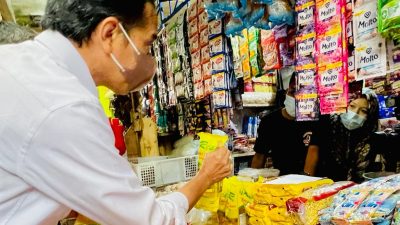 Presiden Bagikan Bansos dan Cek Harga Minyak Goreng di Pasar Baros