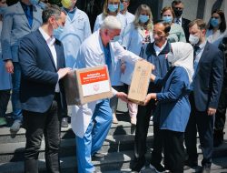 Ibu Iriana Serahkan Bantuan kepada Rumah Sakit di Kyiv