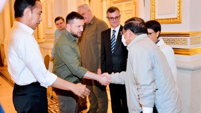 Presiden Jokowi Disambut Presiden Zelenskyy di Istana Maryinsky