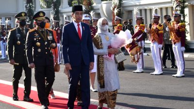 Tiba di Akpol, Presiden dan Ibu Iriana Disambut Tradisi Penyambutan oleh Taruna