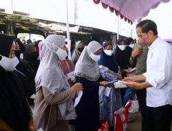 Presiden Serahkan Bansos untuk Pacu Pertumbuhan Ekonomi dan Jaga Daya Beli Masyarakat