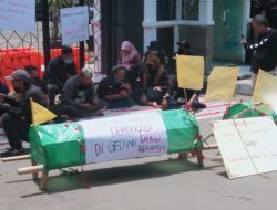 Kecewa Dengan Pemda, Aliansi Rakyat Indramayu Mogok Makan