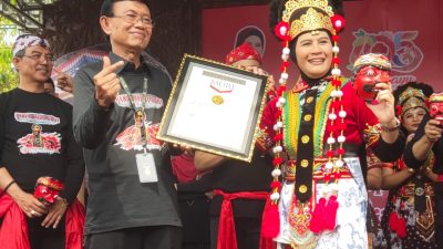 Tari Topeng Kelana Indramayu Mendapatkan Penghargaan Rekor MURI