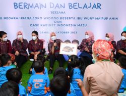 Saat Ibu Iriana dan OASE KIM Bermain serta Belajar Bersama Anak-Anak TK