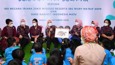 Saat Ibu Iriana dan OASE KIM Bermain serta Belajar Bersama Anak-Anak TK