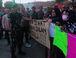 Waga Unjukrasa Tuntut Perbaikan Jalan Raya Tegalurung