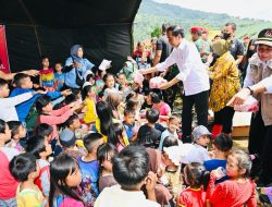 Presiden Berikan Bantuan kepada Para Pengungsi Terdampak Gempa Bumi di Cianjur