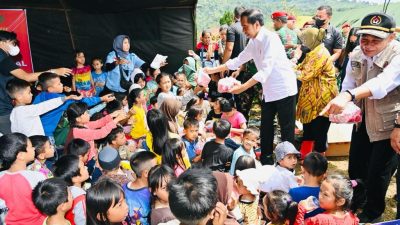 Presiden Berikan Bantuan kepada Para Pengungsi Terdampak Gempa Bumi di Cianjur