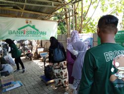 Warga Kabupaten Cirebon Bikin SIM, Bayar Pakai Sampah