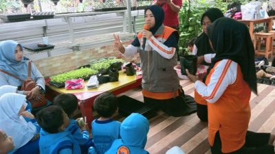 Sekolah Alam Indramayu Outing Class Ke Kebun Gizi Lansia Rumah Zakat Tegalurung