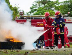 Latih Penggunaan APAR, Tim Emergency RU VI Ajarkan Cara Mitigasi Penanggulangan Kebakaran