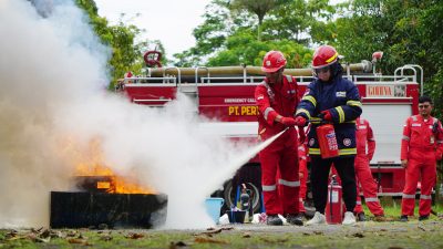 Latih Penggunaan APAR, Tim Emergency RU VI Ajarkan Cara Mitigasi Penanggulangan Kebakaran