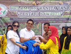 Pengusaha Muda Dadan Tri Bantu Alat Tani KWT di Tasikmalaya
