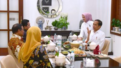 Ketika Presiden Jokowi dan Ibu Iriana Ajak Para Pengawal Makan Bersama