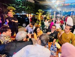 Nikmati Malam di Medan, Presiden Jokowi Makan Durian Bersama Pemred