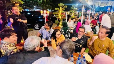 Nikmati Malam di Medan, Presiden Jokowi Makan Durian Bersama Pemred