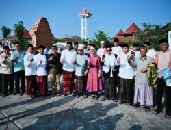 Ono Surono Sholat Ied Bersama Bupati Indramayu