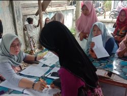 Ratusan Warga Rela Antri Dari Pagi Hingga Sore Untuk Menerima Bantuan Beras 10 Kg