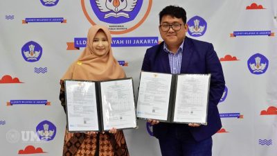 Prof. Dr. Tria Astika EP, M.KM., (kiri) dan Prof. Ibnu Sina Chandranegara, SH., MH. (kanan) saat menerima Surat Keputusan Kenaikan Jabatan Akademik Dosen dari Lembaga Layanan Pendidikan Tinggi (LLDIKTI) Wilayah III di Ruang Ki Hajar Dewantoro, Gedung LLDIKTI III, Selasa 6 Juni 2023 (Foto: Humas UMJ)
