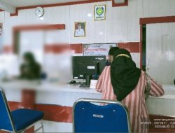 Seorang Oknum Pegawai Disduk Dalam Melayani Publik Tidak Profesional