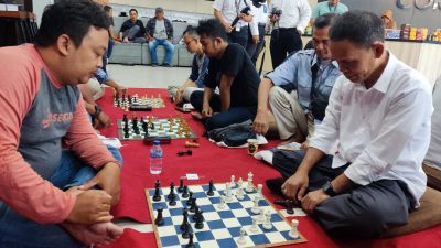 HUT RI ke-78: Turnamen Catur Merah Putih PT KAI DAOPS 3, Sekjen SMSI Indramayu Raih Piala