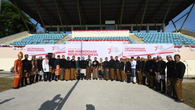 Meriahkan Pelaksanaan Upacara HUT RI, Manajemen Tampil dengan Baju Adat