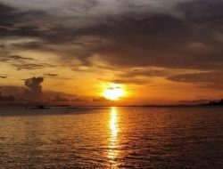 Menikmati Panorama “Terbenamnya” Matahari di Pantai Tanjung Lesung