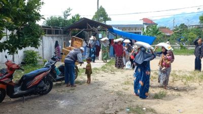 Bantuan Beras 10 Kilo, Warga Rela Panas Panasan Antri di Kantor Pos