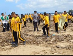 Ribuan Warga Lakukan Aksi Bersihkan Sampah di Pantai Laut Natal