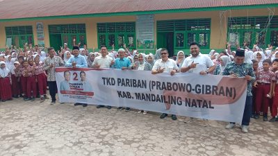 TKD Prabowo – Gibran Madina Bagikan Susu ke Pelajar