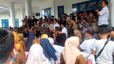 Ratusan Peserta P3K Menuntut Keadilan Ke Gedung Dewan