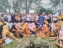 Terkait PPPK, Massa Honorer Kepung Rumah Dinas Bupati Madina