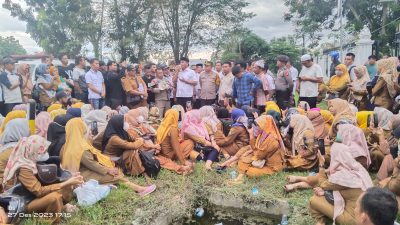 Terkait PPPK, Massa Honorer Kepung Rumah Dinas Bupati Madina