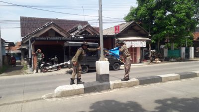 Panwaslu Kecamatan Jatibarang Copot Berbagai Alat Peraga Caleg Yang Melanggar Regulasi