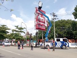 Panwaslu Sindang Tertibkan Alat Peraga Kampanye