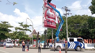 Panwaslu Sindang Tertibkan Alat Peraga Kampanye