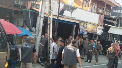 Bawaslu Madina Bersihkan APK Peserta Pemilu 2024