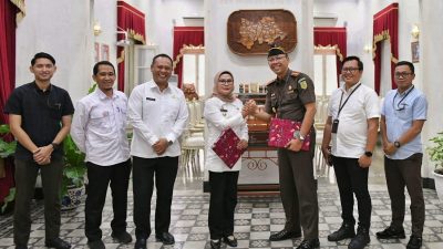 Tanganrakyat.id,Indramayu-Pemerintah Kabupaten Indramayu dan Kejaksaan Negeri Indramayu melaksanakan Nota Kesepakatan tentang Sinergitas Pelayanan dan Penanganan Masalah Hukum Bidang Perdata dan Tata Usaha Negara. Nota Kesepakatan tersebut merupakan upaya untuk meminimalisir potensi penyimpangan yang terjadi di lingkungan Pemda kabupaten Indramayu. Penandatanganan Nota Kesepakatan dilakukan Bupati Indramayu Nina Agustina dan Kepala Kejaksaan Negeri Indramayu Arief Indra Kusuma Adhi, Rabu (28/2/2024) di Pendopo Indramayu. Bupati Indramayu Nina Agustina mengatakan, penandatanganan nota kesepakatan ini sangatlah penting sekali sebagai landasan hukum pelaksanaan fungsi di bidang perdata dan tata usaha negara dalam penyelenggaraan pemerintahan di wilayah Pemda Kabupaten Indramayu. Penandatanganan nota kesepakatan, Bertujuan untuk meminimalisir terjadinya potensi penyimpangan atas penyelenggaraan pemerintahan di Kabupaten Indramayu, dengan demikian pemberian bantuan hukum, pertimbangan hukum, tindakan hukum lain, dan konsultasi hukum oleh Bidang Perdata dan Tata Usaha Negara Kejaksaan Negeri Indramayu. "Nota Kesepakatan bersama ini, akan memberikan banyak manfaat bagi Pemkab Indramayu. Karena kita bersinggungan dengan permasalahan hukum perdata dan tata usaha negara," kata Nina Agustina. Sementara itu Kejari Indramayu, Arief Indra Kusuma Adhi menjelaskan, nota kesepakatan ini untuk menangani dan menyelesaikan permasalahan hukum perdata dan hukum tata usaha negara yang dihadapi Pemkab Indramayu. Arief menambahkan, dengan kesepakatan ini pihaknya siap memberikan pendampingan terhadap jalannya pemerintahan di Kabupaten Indramayu. "Silakan jika dianggap ragu atau masih belum jelas, bisa konsultasikan dahulu dengan kita agar apa yang dilakukan sesuai dengan aturan dan regulasi yang telah ditetapkan," tegas Arief. (Tabroni,SH)