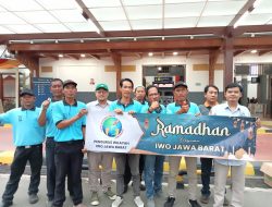 Jelang Arus Mudik, IWO Jawa Barat Bagikan Takzil untuk Porter Stasiun Kejaksan Kota Cirebon