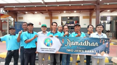 Jelang Arus Mudik, IWO Jawa Barat Bagikan Takzil untuk Porter Stasiun Kejaksan Kota Cirebon