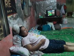 Jalan Rusak, Seorang Ibu Hamil Terjatuh Saat Berkendara di Jalan Desa