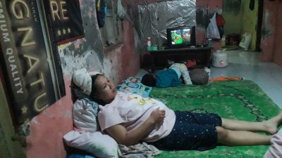 Jalan Rusak, Seorang Ibu Hamil Terjatuh Saat Berkendara di Jalan Desa