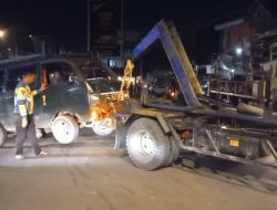 Diduga Mengantuk, Supir Minibus Tabrak Tiang Listrik di Panyabungan
