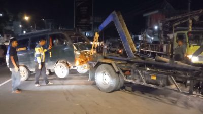 Diduga Mengantuk, Supir Minibus Tabrak Tiang Listrik di Panyabungan