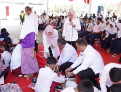 Bupati Indramayu Salurkan Ribuan Pasang Sepatu Untuk Anak Sekolah