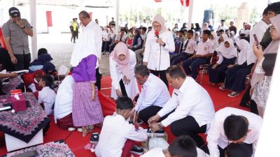 Bupati Indramayu Salurkan Ribuan Pasang Sepatu Untuk Anak Sekolah